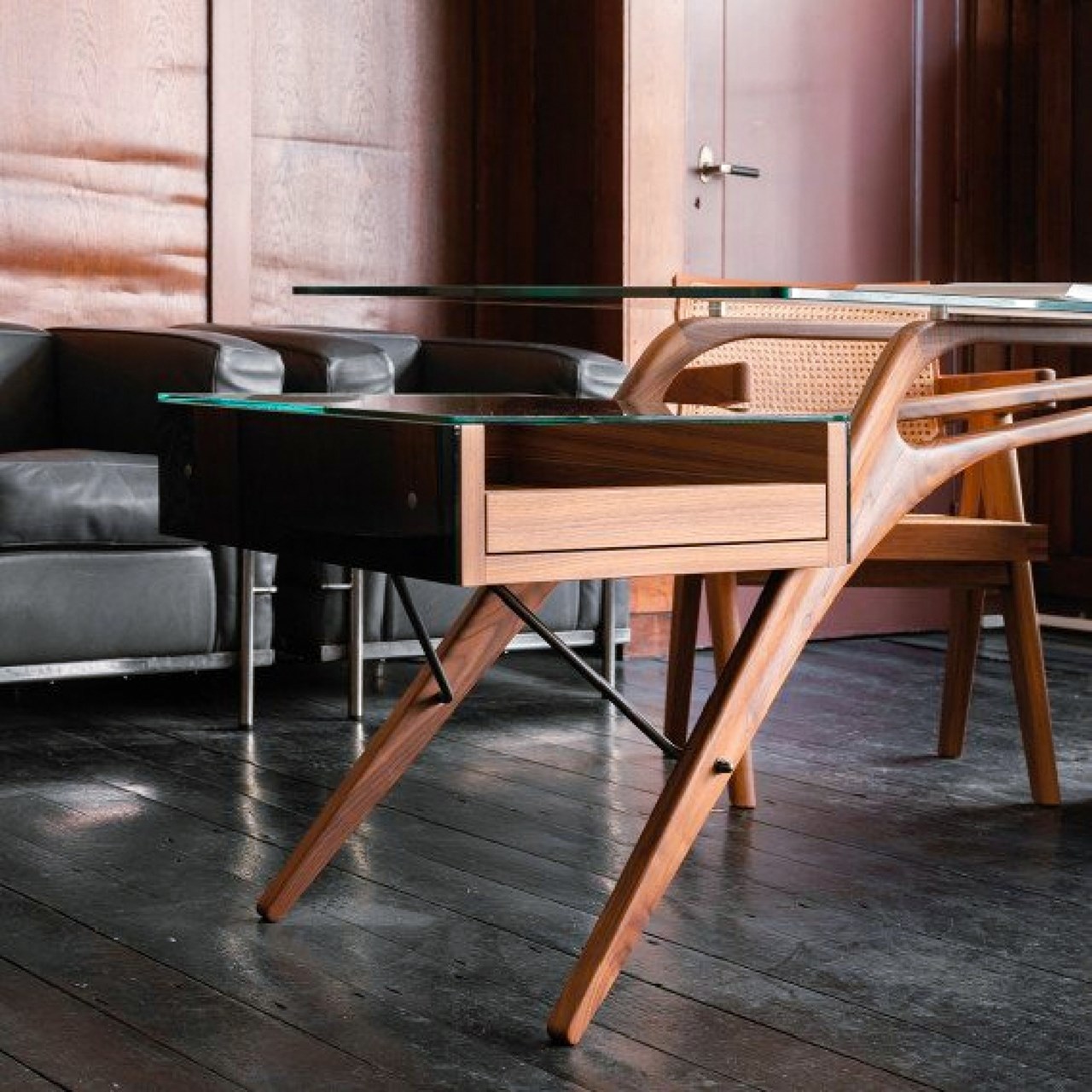 tavolo in vetro con supporto in legno 2