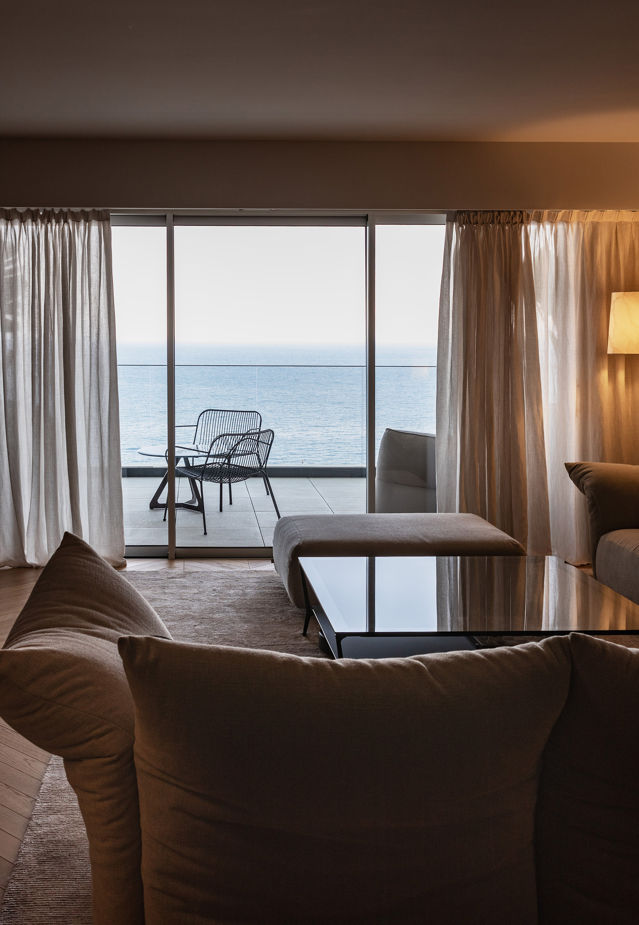 Living Monaco con finestra vista mare
