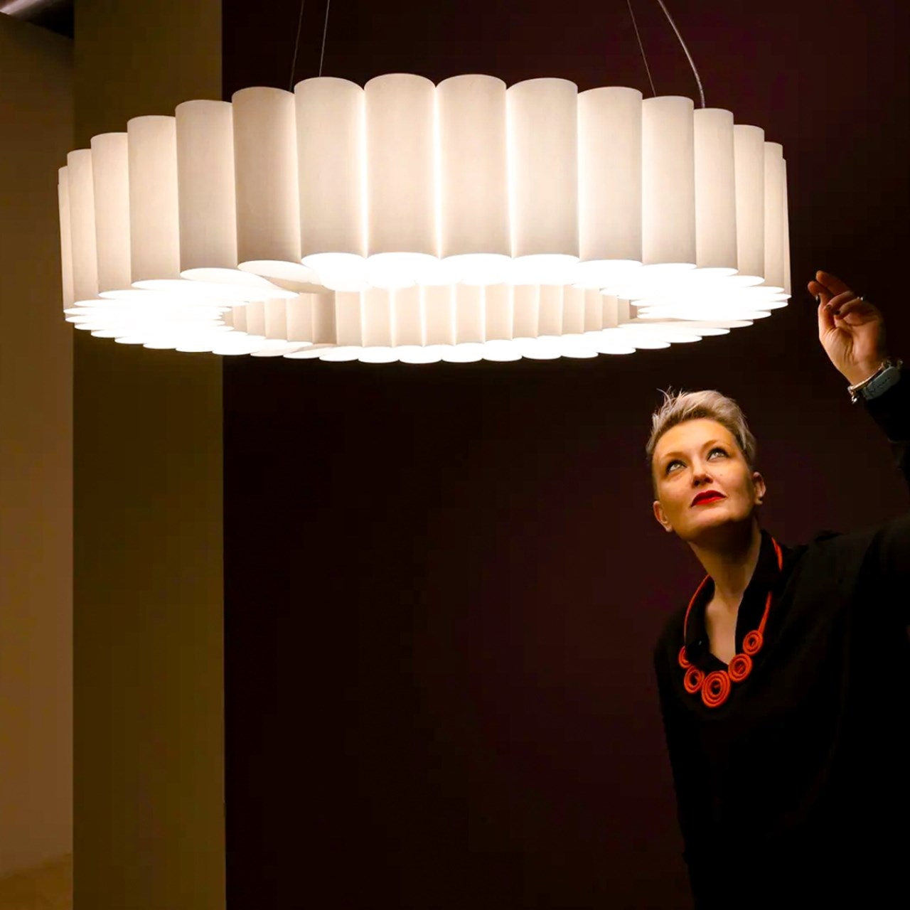 Lampadario rotondo con luce calda