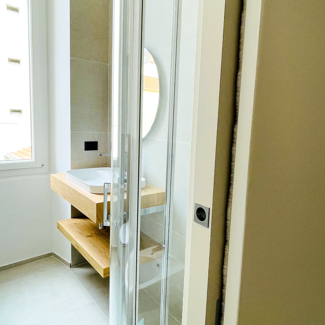 bagno dettaglio  porta ingresso 