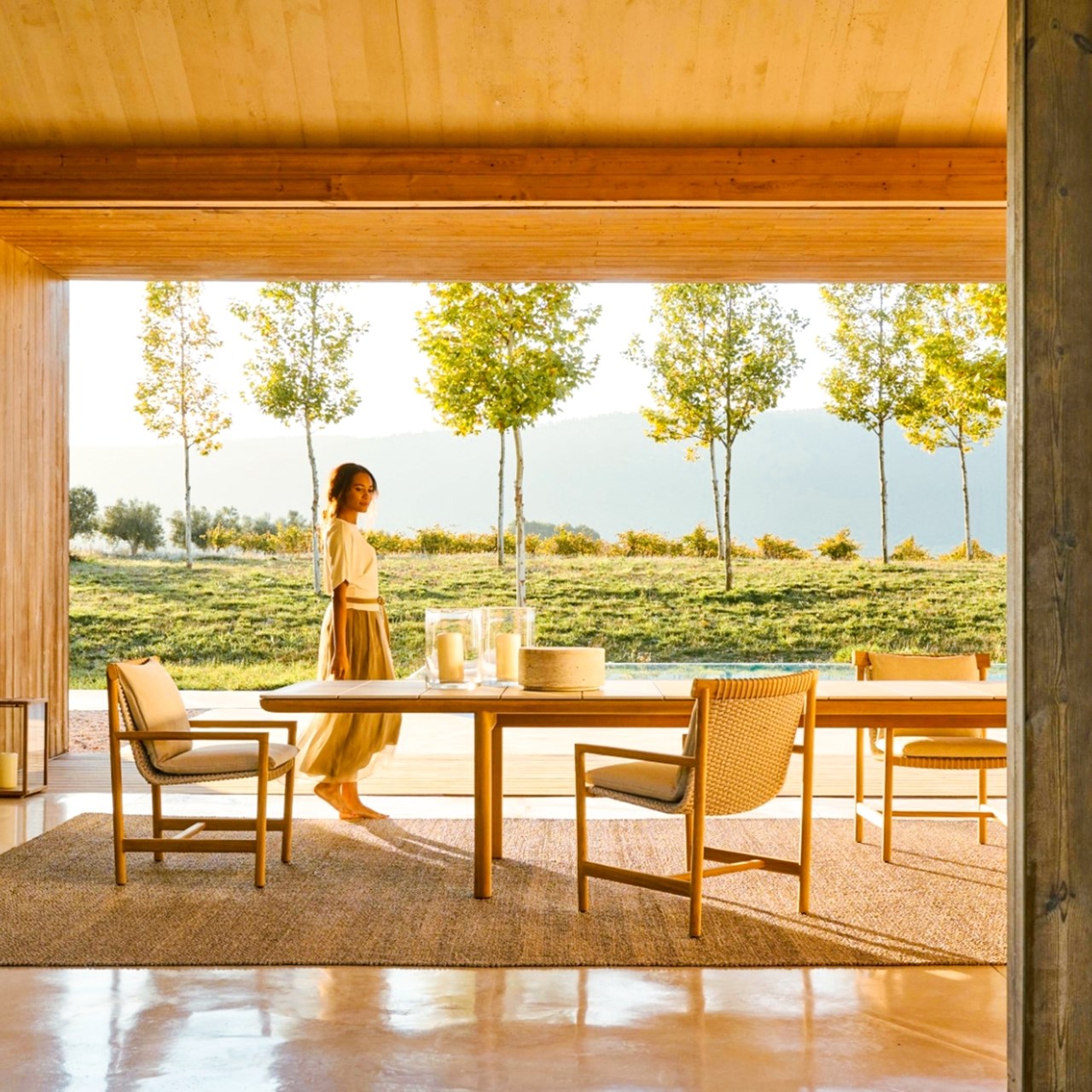 Tavolo da esterno con giardino