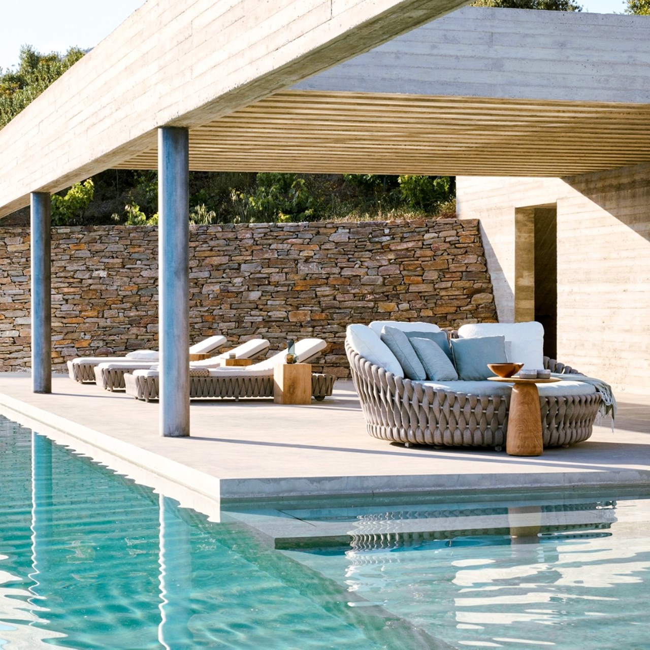 Divano esterno con piscina 
