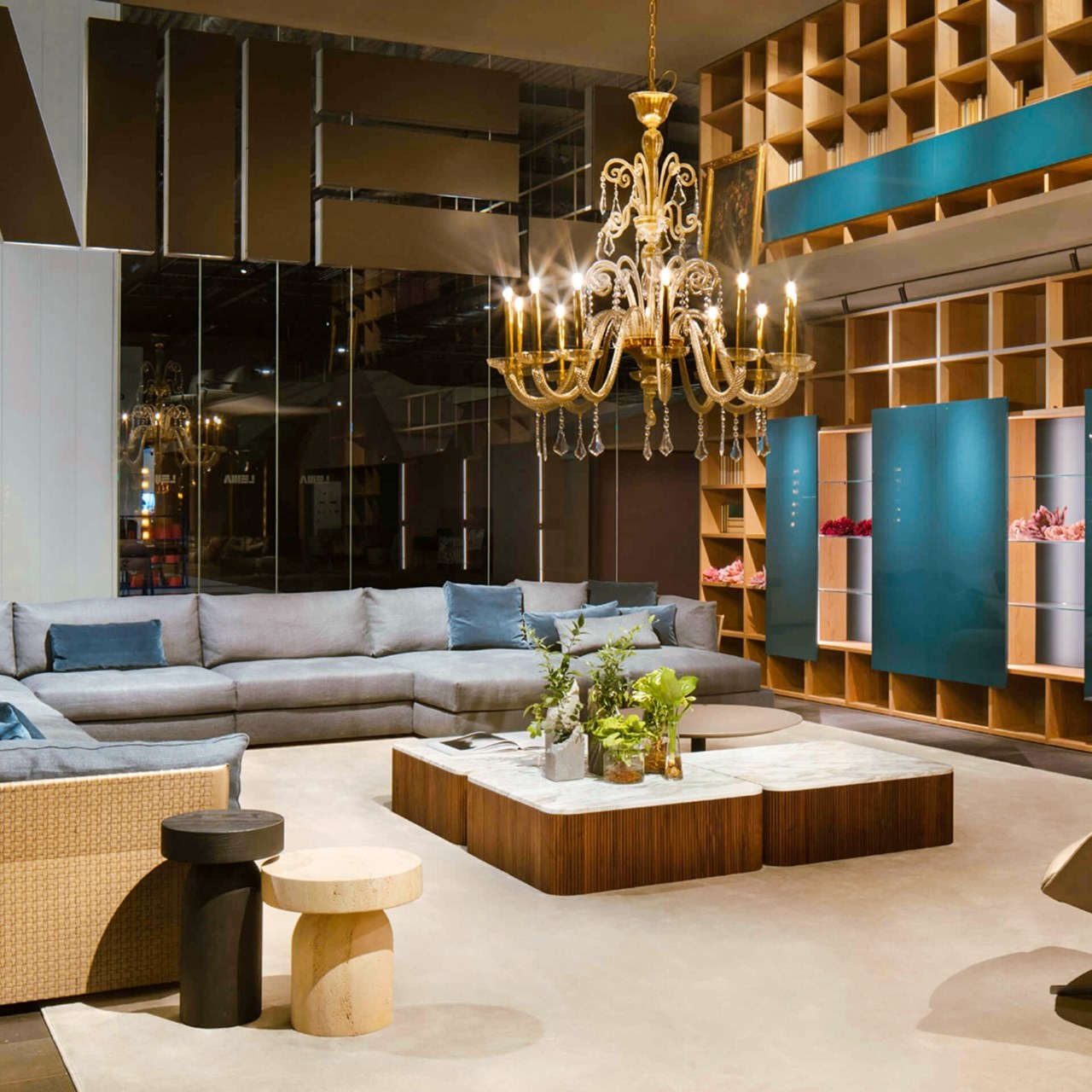 salone con lampadario dorato