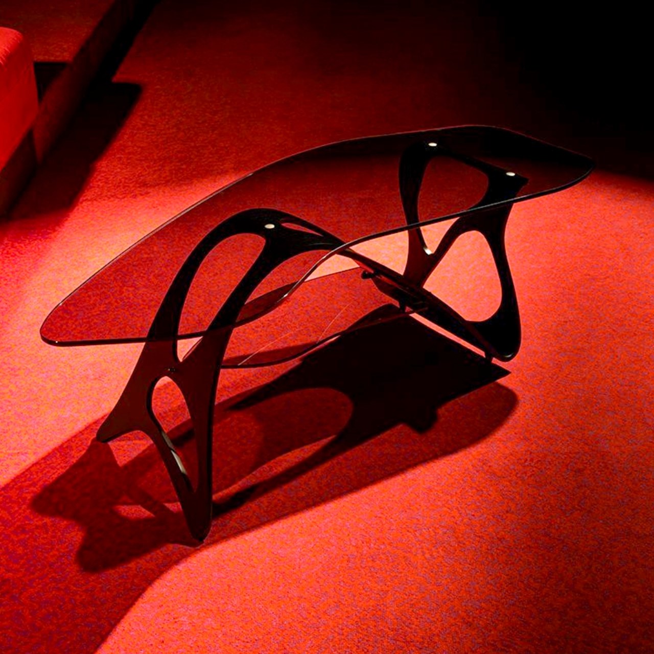 tavolo in vetro con luce rossa