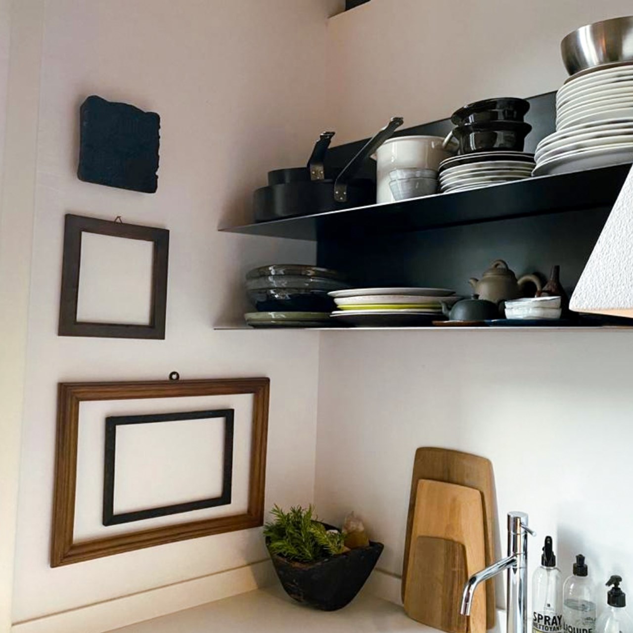 dettaglio muro + mensole cucina 