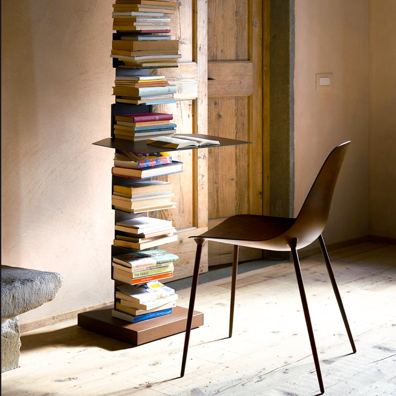 torre di libri con sedia 