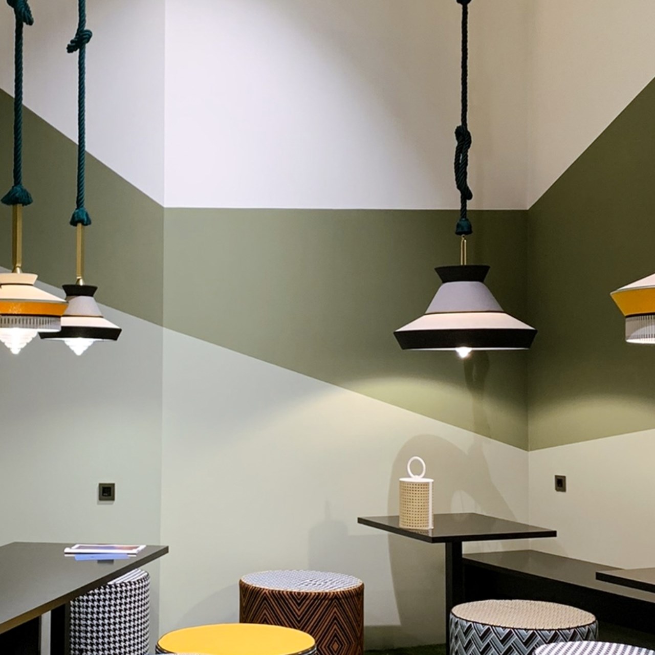 lampada da interno con muro verde
